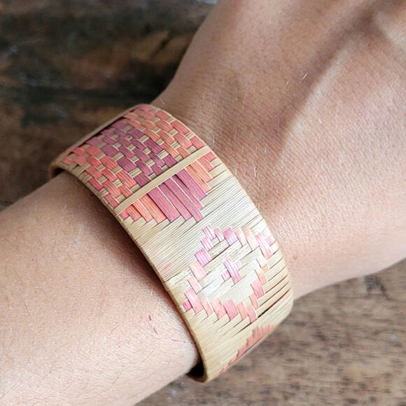 Hand woven grass bracelet - Picture 4 of 5